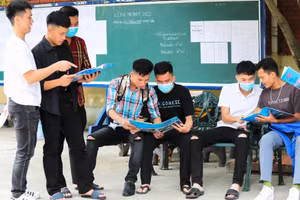 Thí sinh Nghệ An trao đổi bài làm môn thi Địa lý, Kỳ thi Tốt nghiệp THPT 2022.