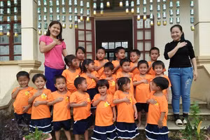 Cô Lương Thị Bé (ngoài cùng bên trái) có hơn 20 năm công tác tại Trường Mầm non Bảo Nam, huyện Kỳ Sơn, Nghệ An.