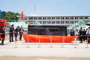 Chủ tịch Quốc hội Vương Đình Huệ đánh trống khai giảng năm học mới 2022-2023 tại Trường THPT Kỳ Sơn (huyện Kỳ Sơn, Nghệ An).