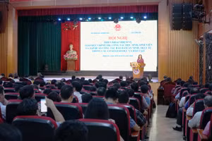 Thứ trưởng Bộ GD&ĐT phát biểu khai mạc Hội nghị “Triển khai nhiệm vụ giáo dục chính trị, công tác học sinh, sinh viên và tập huấn công tác bảo đảm an ninh, trật tự trong các cơ sở giáo dục”.