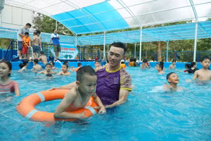 Bể bơi của Trường THPT Nghi Lộc 2 (huyện Nghi Lộc, Nghệ An) mở cửa dịp hè, cho học sinh của trường và địa phương được sử dụng để tập bơi, rèn luyện.