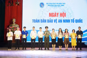 Khen thưởng cho cán bộ, sinh viên Trường ĐH Vinh có thành tích trong công tác bảo vệ an ninh Tổ quốc năm 2022.