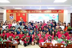 Bà Thái Hương - Nhà sáng lập Hệ thống TH School tham gia nghi lễ rung chuông tựu trường và chào đón học sinh khóa đầu tiên TH School cơ sở TP Vinh, Nghệ An.