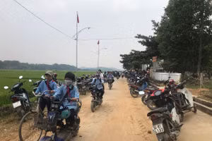 Sáng 7/9, nhiều học sinh xã Lạng Sơn (huyện Anh Sơn, Nghệ An) đi học nhưng sau đó ra về do phụ huynh ngăn cản vào trường.