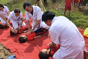 Trường mầm non Xá Lượng (huyện Tương Dương, Nghệ An) phối hợp với trạm y tế và các lực lượng tại địa phương tuyên truyền phòng tránh đuối nước, dạy bơi cho học sinh.