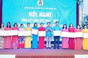 Trao Bằng khen của Tổng LĐLĐ Việt Nam cho tập thể và cá nhân có thành tích xuất sắc trong hoạt động công đoàn.