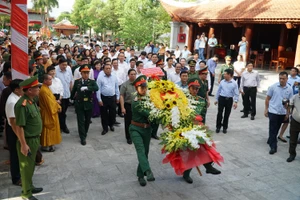 Thủ tướng Phạm Minh Chính dâng hương tưởng niệm các Anh hùng liệt sĩ tại Nghĩa trang quốc tế Việt - Lào