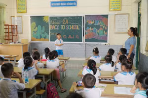 Học sinh Trường Tiểu học Hưng Hòa, (thành phố Vinh, Nghệ An) làm quen với cô giáo chủ nhiệm mới trong ngày tựu trường.