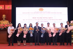 Thứ trưởng Hoàng Minh Sơn tặng hoa chúc mừng đại diện các đơn vị, cá nhân tham gia Dự án.