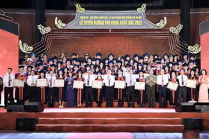 Trao thưởng cho những thủ khoa xuất sắc