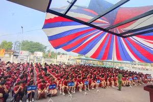 Học sinh Trường THPT Lạc Long Quân trong giờ sinh hoạt ngoại khóa.