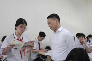 Học sinh Trường THCS Lĩnh Nam trong giờ ôn thi môn Văn