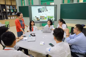 Cô trò Trường THCS Trưng Vương (quận Hoàn Kiếm, Hà Nội)