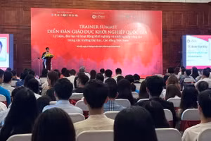 Quang cảnh diễn đàn.