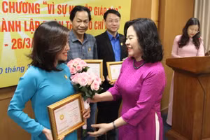 Thứ trưởng Ngô Thị Minh trao kỷ niệm chương “Vì sự nghiệp giáo dục” cho các đồng chí lãnh đạo Trung ương Đoàn