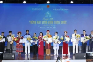 Thứ trưởng Ngô Thị Minh trao giải cho các tiết mục xuất sắc.