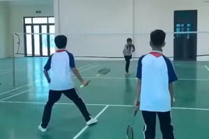 Em V.V.T.K đã đi học trở lại và chơi chơi thể thao với các bạn.