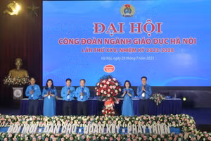 Lãnh đạo Công đoàn Giáo dục Việt Nam tặng hoa chúc mừng Đại hội.