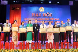 Ông Nguyễn Ngọc Ân trao bằng khen của Công đoàn Giáo dục Việt Nam cho các tập thể.