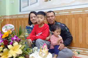 Niềm vui đoàn viên của gia đình cô Lê Thị Ngà.