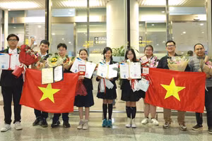 Học sinh Việt Nam tham dự kỳ thi Sáng chế và thiết kế quốc tế trở về Hà Nội với thành tích xuất sắc.