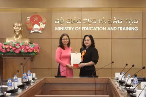 Thứ trưởng Ngô Thị Minh trao quyết định bổ nhiệm cho Phó Vụ trưởng Nguyễn Thị Nhung.