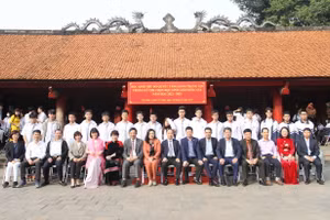 Lãnh đạo Sở GD&ĐT Hà Nội chụp ảnh lưu niệm cùng đội tuyển Vật lý