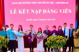 Đảng bộ Trường THPT Chuyên Hà Nội – Amsterdam tổ chức lễ kết nạp Đảng cho 2 học sinh Nguyễn Mai Trang và Lê Thị Thu Ngân.