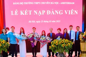 Đảng bộ Trường THPT Chuyên Hà Nội – Amsterdam tổ chức lễ kết nạp Đảng cho 2 học sinh Nguyễn Mai Trang và Lê Thị Thu Ngân.