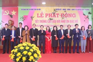 Lãnh đạo Sở GD&ĐT Hà Nội tặng cây xanh cho đại diện các trường học trên địa bàn thành phố.