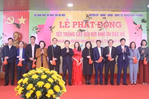 Lãnh đạo Sở GD&ĐT Hà Nội tặng cây xanh cho đại diện các trường học trên địa bàn thành phố.