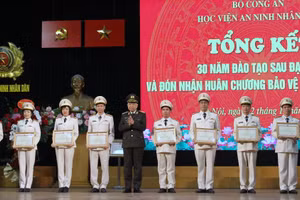 Bộ trưởng Bộ Công an Tô Lâm tặng Bằng khen cho các tập thể và cá nhân có thành tích xuất sắc.