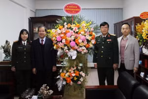 Bộ trưởng Nguyễn Kim Sơn tặng hoa chúc mừng tập thể Vụ Giáo dục Quốc phòng và An ninh.