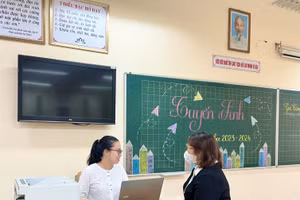 Giáo viên hỗ trợ phụ huynh đăng ký tuyển sinh trực tuyến.