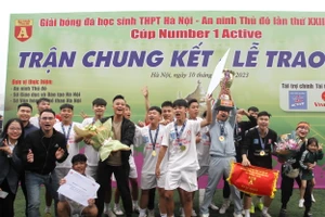 Đội tuyển Trường THPT Phan Huy Chú Thạch Thất mừng chức vô địch.