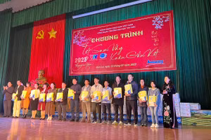 Công đoàn Giáo dục Việt Nam tặng quà các nhà giáo, người lao động