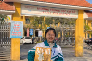 Em Phạm Ngọc Bích- học sinh Trường THCS Hải Phương yêu thích đọc những cuốn sách về Bác.