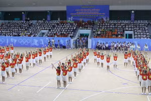 Học sinh quận Hoàng Mai biểu diễn tiết mục chào mừng.