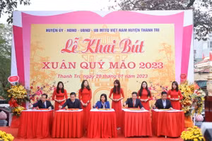 Lãnh đạo thành phố Hà Nội, Sở GD&T Hà Nội, huyện Thanh Trì thực hiện nghi thức khai bút đầu Xuân.