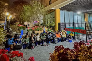 Phụ huynh xếp hàng mua hồ sơ tại trường Marie Curie.