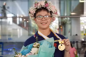 Phạm Việt Hưng và chiếc huy chương Vàng Olympic Toán quốc tế năm 2023.