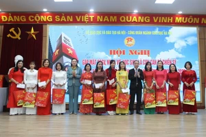 Phó Giám đốc Sở GD&ĐT Nguyễn Quang Tuấn, Trần Lưu Hoa tặng quà vợ các chiến sĩ.