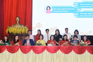 Các trường tiểu học thực hiện nghi thức ký kết.