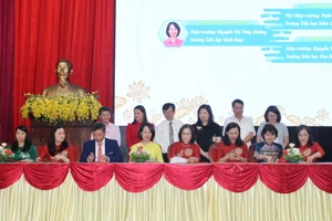 Các trường tiểu học thực hiện nghi thức ký kết.