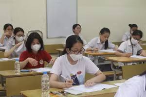 Thí sinh làm bài thi môn Toán sáng 11/6.