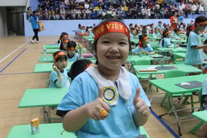 Học sinh hào hứng tham dự cuộc thi.