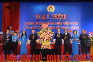 Thứ trưởng Bộ GD&ĐT Phạm Ngọc Thưởng tặng hoa chúc mừng Đại hội.