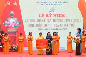 Thứ trưởng Bộ GD&ĐT Ngô Thị Minh trao cờ thi đua của Chính phủ cho tập thể Trường Mầm non 20-10.