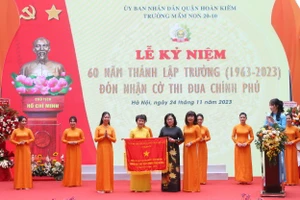 Thứ trưởng Bộ GD&ĐT Ngô Thị Minh trao cờ thi đua của Chính phủ cho tập thể Trường Mầm non 20-10.