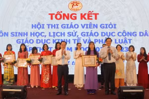 Giám đốc Sở GD&ĐT Hà Nội trao giải Nhất cho các giáo viên.